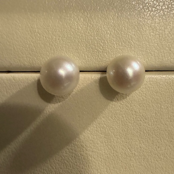 ⚜️3 for $30⚜️ Vintage Faux Pearl Stud Earrings (Cream, Ivory, Pierced) - Picture 3 of 4